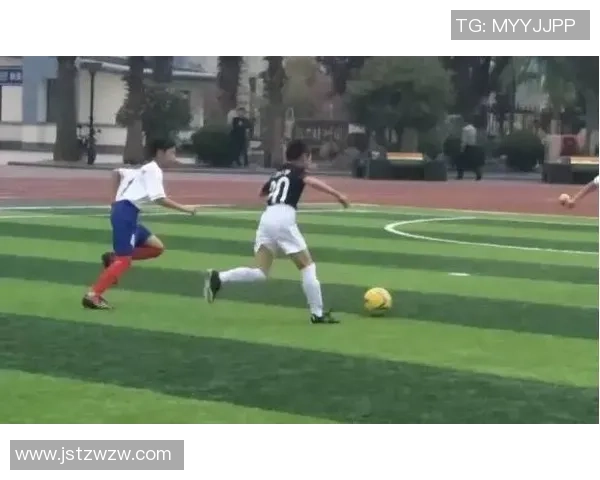 追逐星辰的脚步:小男孩的绿茵奇遇与梅西的温暖瞬间 追逐星辰的脚步:小男孩的绿茵奇遇与梅西的温暖瞬间